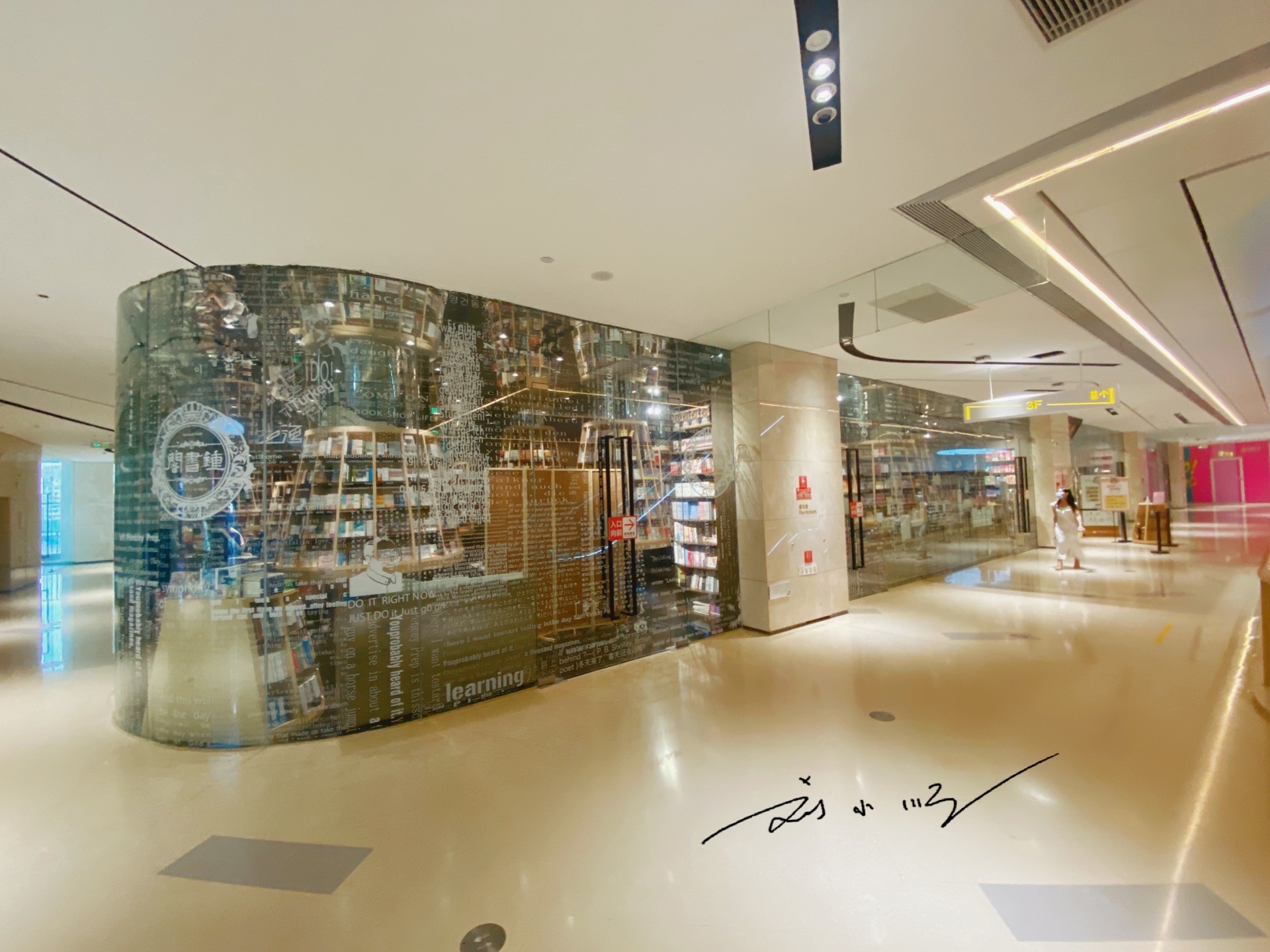 重庆九龙坡“网红”书店，曾经需要排队进去拍照，如今却风光不再