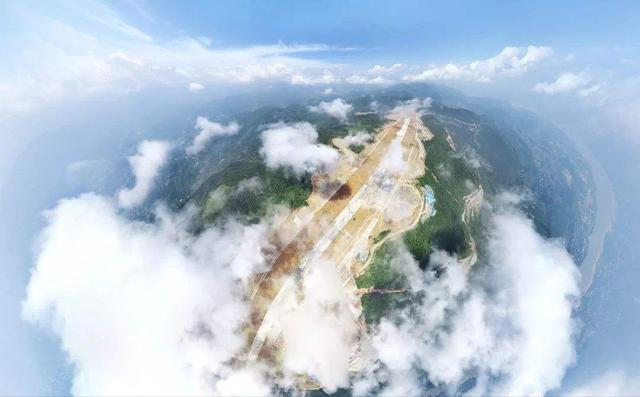 重庆最美机场（巫山机场耗费16亿，曾削7个山头，就为建在山顶上）