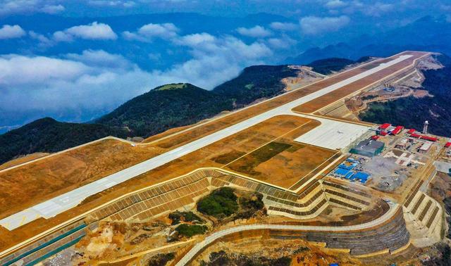 重庆最美机场（巫山机场耗费16亿，曾削7个山头，就为建在山顶上）