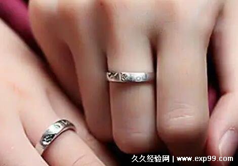 订婚戒指戴哪个手指男女有区别吗，戴在中指(讲究男左女右)