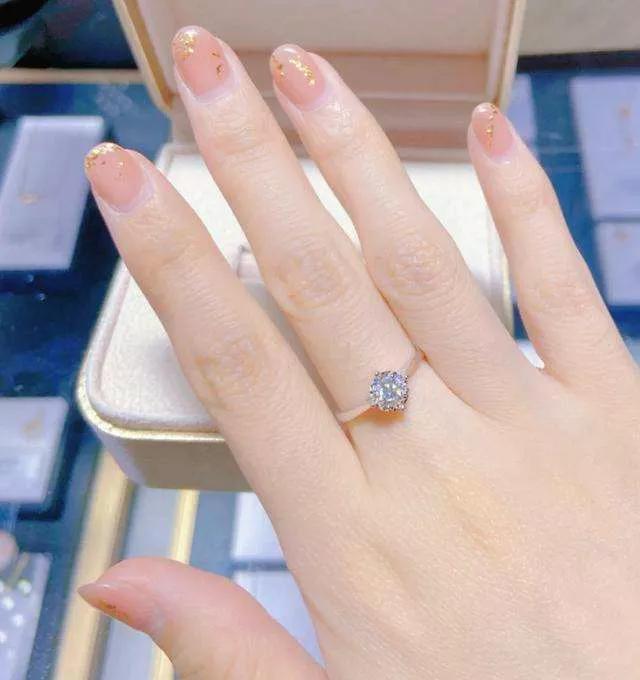 女人十个手指戴戒指的含义，你以为差不多，其实左右手差别可大了